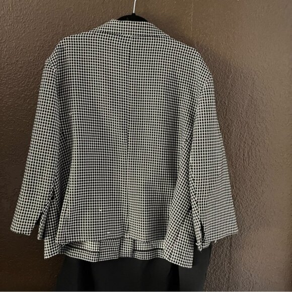 Black & White Giorgio Sant’ Angelo Patterned Skirt Suit Ruffle Bottom, Size 24W - Picture 12 of 13